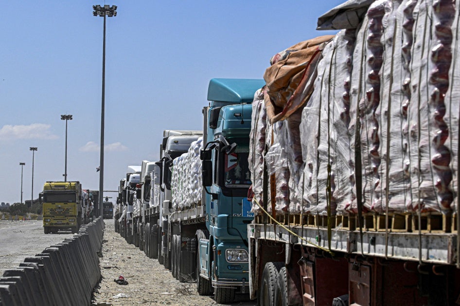 Ägyptische Lastwagen mit Hilfsgütern für den Gazastreifen stehen am 23. März 2024 vor dem Grenzübergang Rafah auf ägyptischer Seite in einer Schlange.